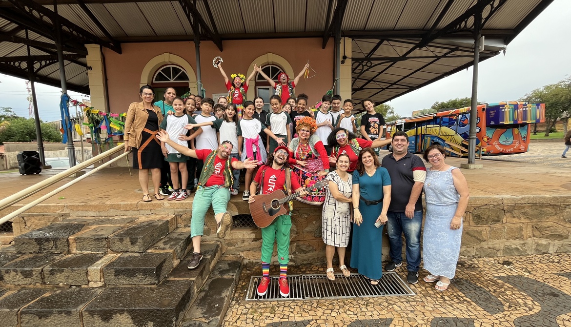 COMASA LEVA MAGIA E LITERATURA PARA CRIANÇAS DO ENSINO FUNDAMENTAL COM O PROJETO ÔNIBUS LIVRO VIVO