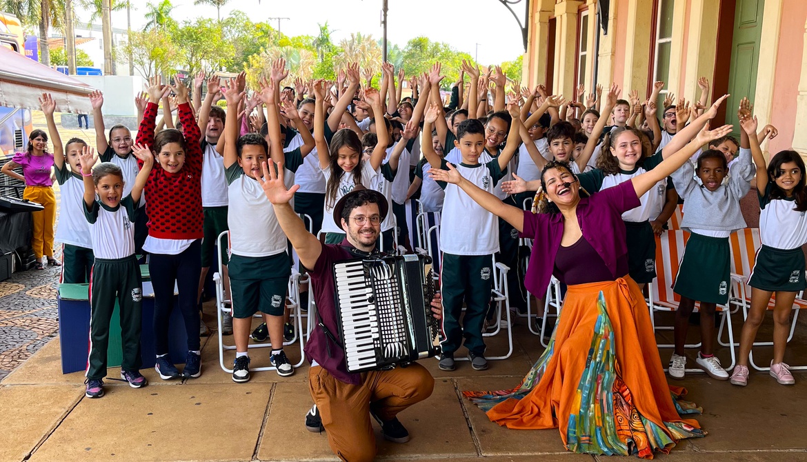 COMASA LEVA LITERATURA E ENCANTAMENTO PARA 500 CRIANÇAS COM O PROJETO ÔNIBUS LIVRO VIVO