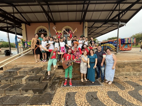 COMASA LEVA MAGIA E LITERATURA PARA CRIANÇAS DO ENSINO FUNDAMENTAL COM O PROJETO ÔNIBUS LIVRO VIVO